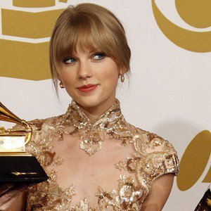 contoh Descriptive text person taylor-swift