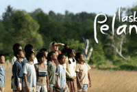 Contoh Review Text : Laskar Pelangi Dalam Bahasa Inggris Beserta Arti Lengkap